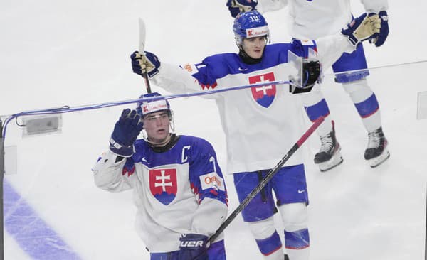 Slovenskí hokejisti Šimon Nemec (vľavo) a Servác Petrovický sa tešia z gólu vo štvrťfinále majstrovstiev sveta do 20 rokov Kanada - Slovensko.