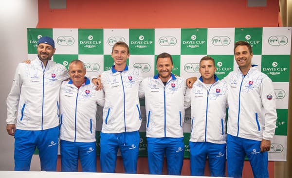 Na snímke tím Slovenska zľava Igor Zelenay, nehrajúci kapitán Tibor Tóth, Lukáš Klein, Jozef Kovalík, Alex Molčan a Norbert Gombos.