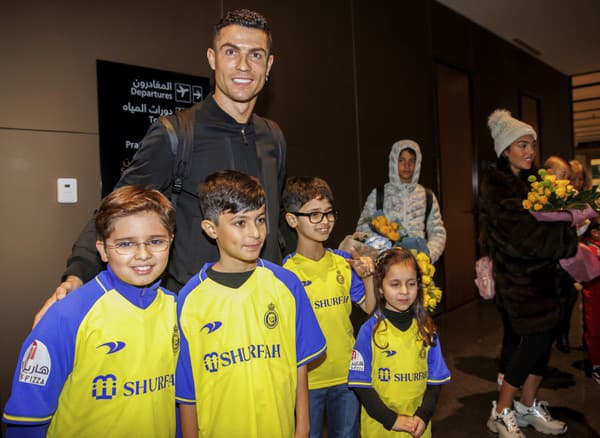 Cristiano Ronaldo po prílete na medzinárodné letisko v saudskoarabskom Rijáde v pondelok 2. januára 2023. 