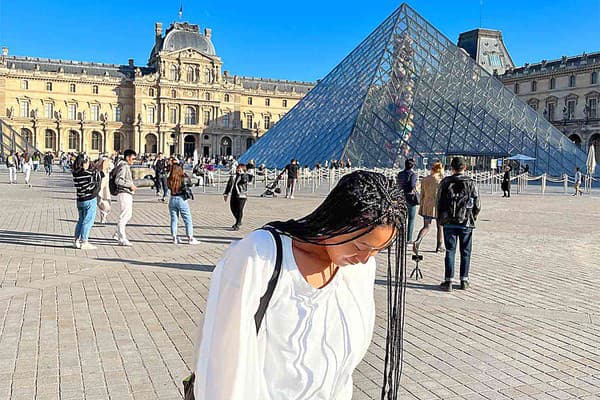 Naomi zverejnila pár fotiek z Paríža a návštevy v Louvri.