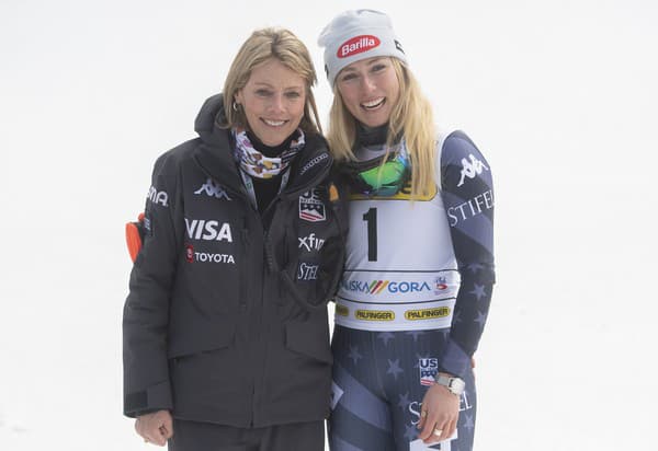 Na snímke vpravo americká lyžiarka Mikaela Shiffrinová oslavuje víťazstvo v obrovskom slalome žien Svetového pohára v alpskom lyžovaní, vľavo jej matka Eileen v slovinskej Kranjskej Gore.