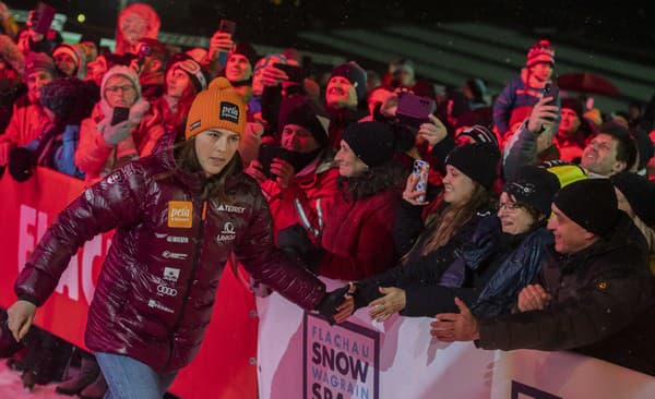 Slovenská lyžiarka Petra Vlhová prichádza na žreb štartovacích čísel na utorkový nočný slalom Svetového pohára žien v rakúskom Flachau.