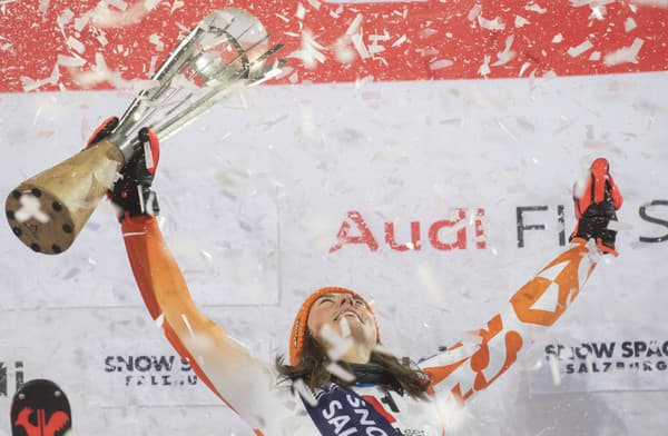 Slovenská lyžiarka Petra Vlhová sa teší  z víťazstva v nočnom slalome Svetového pohára žien v rakúskom Flachau.