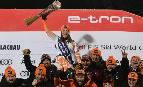 Slovenská lyžiarka Petra Vlhová sa teší  z víťazstva v nočnom slalome Svetového pohára žien v rakúskom Flachau so svojím tímom.