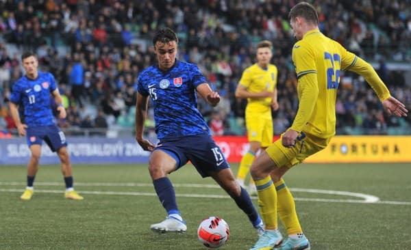 Dávid Strelec (v strede) v reprezentačnom drese Slovenska.