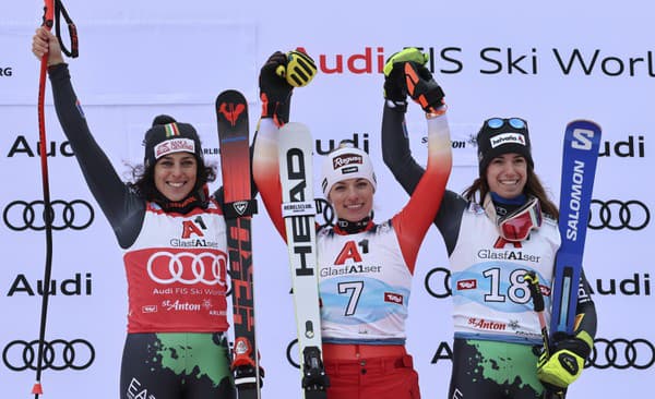 Švajčiarska lyžiarka Lara Gutová-Behramiová (uprostred) sa teší na pódiu po triumfe v pretekoch super-G Svetového pohára v alpskom lyžovaní v rakúskom stredisku St. Anton.