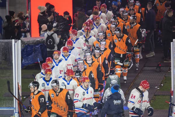 Hráči prichádzajú na ľadovú plochu pred zápasom 24. kola Tipos extraligy HC Slovan Bratislava (svetlé dresy) - HC Košice (oranžové dresy) pod holým nebom na ploche Národného futbalového štadióna v rámci podujatia Kaufland Winter Games v Bratislave.