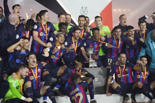 Na snímke hráči Barcelony oslavujú s trofejou víťazstve vo finále španielskeho Superpohára.