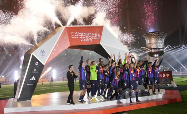 Na snímke hráči Barcelony oslavujú s trofejou víťazstve vo finále španielskeho Superpohára.