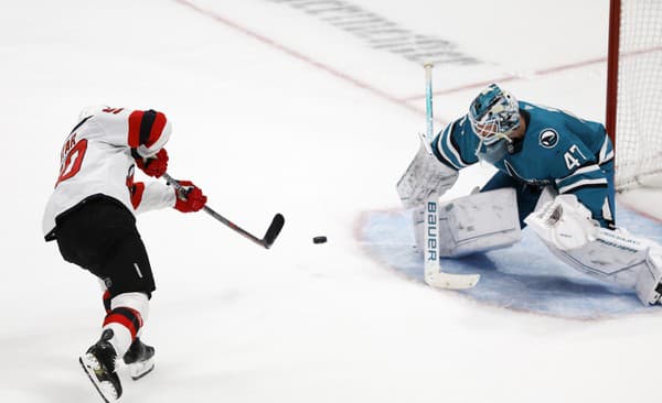 Tomáš Tatar z New Jersey Devils strieľa gól v nájazdoch brankárovi Jamesovi Reimerovi zo San Jose Sharks v predĺžení.