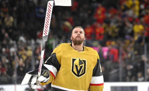 Na archívnej snímke z 6. marca 2022 brankár Robin Lehner z Vegas Golden Knights pred zápasom zámorskej NHL proti Ottawe Senators v Las Vegas.