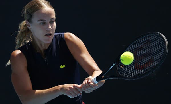 Slovenská tenistka Anna Karolína Schmiedlová sa suverénnym spôsobom prebojovala do 2. kola dvojhry na grandslamovom turnaji Australian Open v Melbourne.