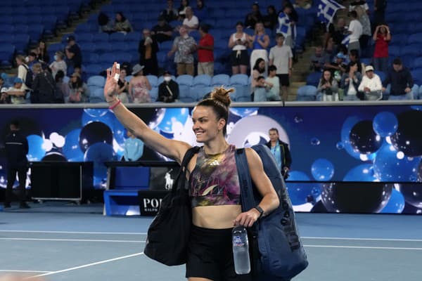 Grécka tenistka Maria Sakkariová napokon zápas vyhrala a po zápase si s fanúšikmi robila selfíčka.
