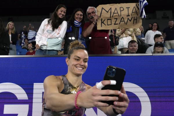 Grécka tenistka Maria Sakkariová napokon zápas vyhrala a po zápase si s fanúšikmi robila selfíčka.