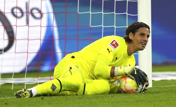 Švajčiarsky brankár Yann Sommer mieri do Bayernu.