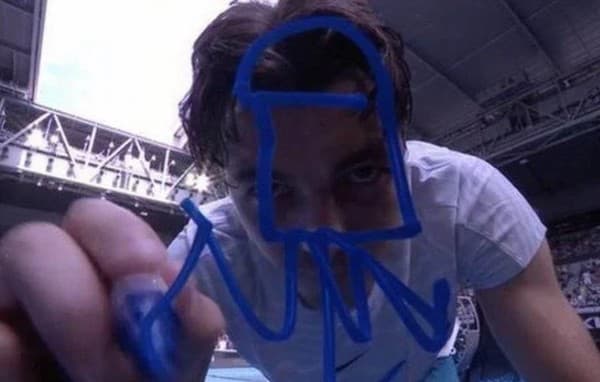 Americký tenista Taylor Fritz nakreslil do kamery podozrivý obrázok.