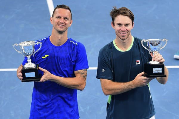 Slovensko-austrálsky pár Filip Polášek (vľavo) a John Peers (vpravo) pózujú s trofejou po zisku titulu v mužskej štvorhre na turnaji ATP v Sydney.