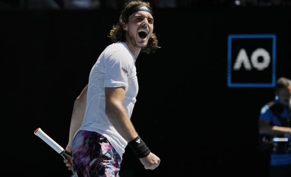  Grécky tenista Stefanos Tsitsipas sa prebojoval do osemfinále dvojhry na grandslamovom turnaji Australian Open.