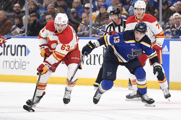 Slovenský hokejista v drese Calgary Flames Adam Ružička (vľavo).