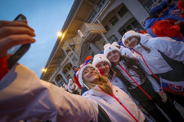 Mladí slovenskí športovci vo veku od 14 do 18 rokov a spolu s nimi aj ich rovesníci zo 46 ďalších krajín mali napriek nepriaznivým podmienkam a dlhému cestovaniu počas slávnostného otvorenia XVI. zimného olympijského festivalu mládeže v talianskom Terste veľmi dobrú náladu. 