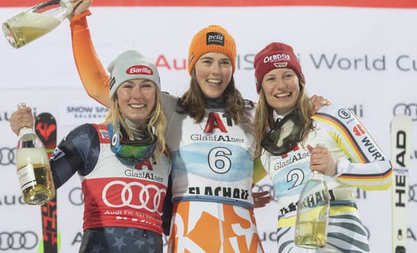 Takto sa Petra Vlhová (v strede) tešila  z víťazstva v nočnom slalome Svetového pohára žien v rakúskom Flachau.
