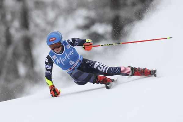 Mikaela Shiffrinová na trati 1. kola obrovského slalomu.