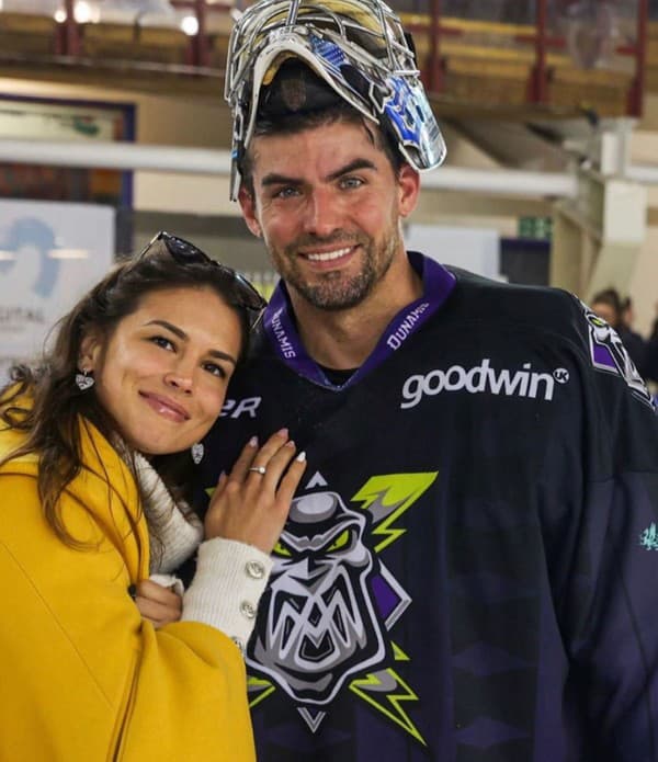 Bývalá slovenská tenistka Chantal Škamlová sa zasnúbila s hokejovým brankárom.