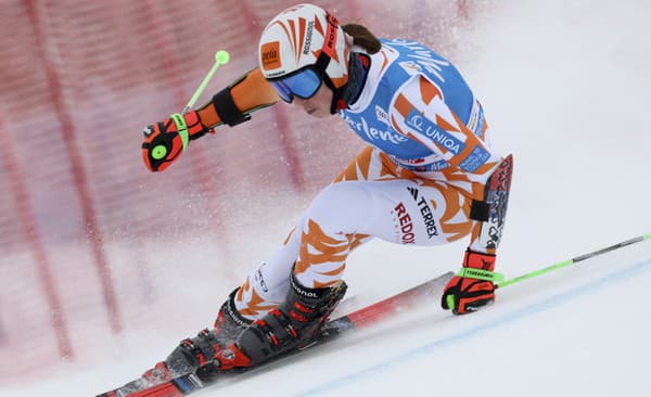 Petra Vlhová na trati 1. kola obrovského slalomu.