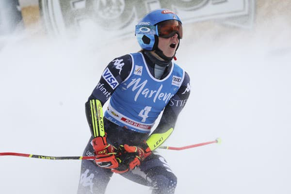 Americká lyžiarka Mikaela Shiffrinová sa teší v cieli z víťazstva v obrovskom slalome Svetového pohára v alpskom lyžovaní v talianskom stredisku Kronplatz.