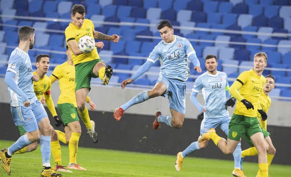 Na archívnej snímke vpravo v popredí David Strelec (Slovan) a s loptou Jakub Kiwior (Žilina).