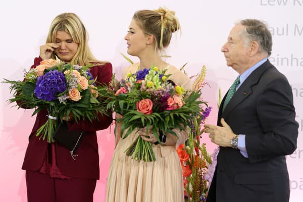 Na snímke vľavo manželka Michaela Corinna Schumacherová, v strede dcéra Gina-Maria Schumacherová.