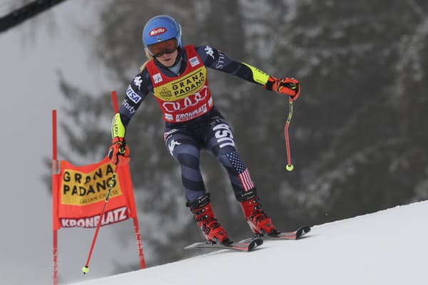 Američanka Michaela Shiffrinová na trati 1. kola obrovského slalomu v Kronplatzi.