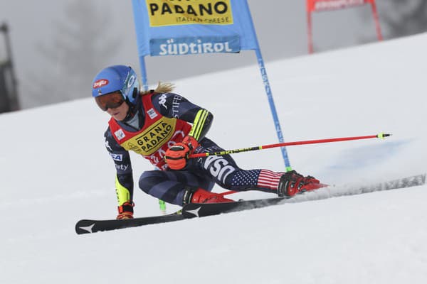 Američanka Michaela Shiffrinová na trati 1. kola obrovského slalomu v Kronplatzi.