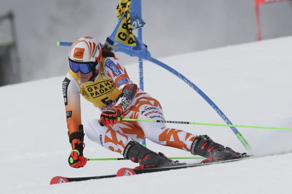 Slovenská lyžiarka Petra Vlhová na trati 1. kola obrovského slalomu Svetového pohára v alpskom lyžovaní v talianskom stredisku Kronplatz.