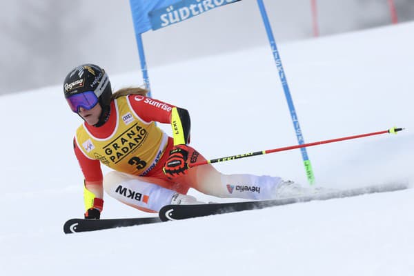 Švajčiarka Lara Gutová-Behramiová na trati 1. kola obrovského slalomu.