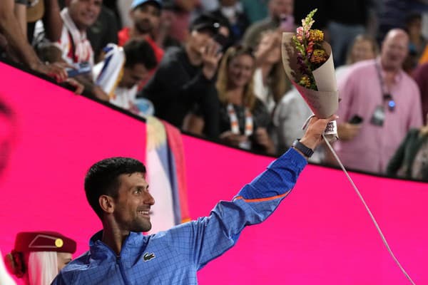 Novak Djokovič oslavuje s fanúšikmi postup na Australian Open.