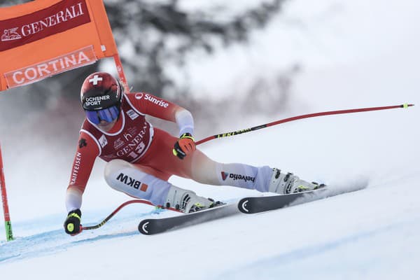 Švajčiarka Corinne Suterová má po páde poranené oko.