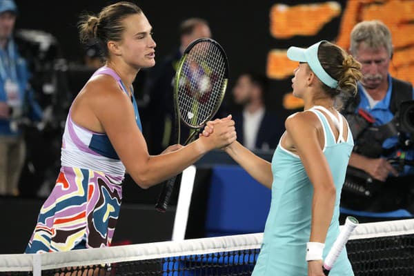 Bieloruská tenistka Arina Sobolenková bude súperkou Kazašky Jeleny Rybakinovej vo finále ženskej dvojhry na Australian Open v Melbourne.
