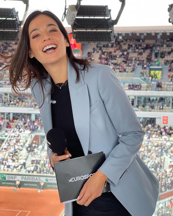 Alizé Lim pôsobí ako tenisová expertka pre zahraničnú televíznu spoločnosť.