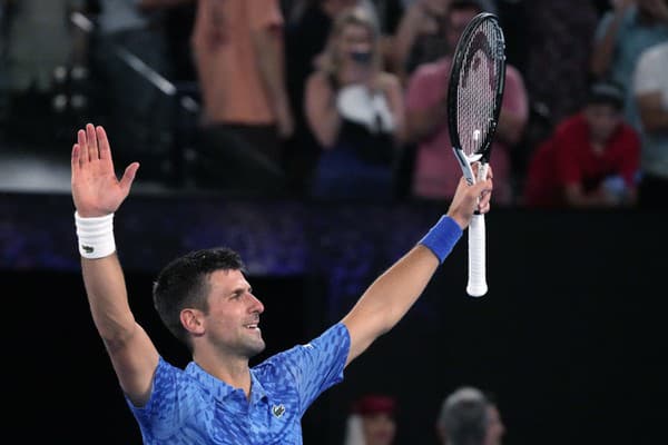 Srbský tenista Novak Djokovič oslavuje postup do finále.