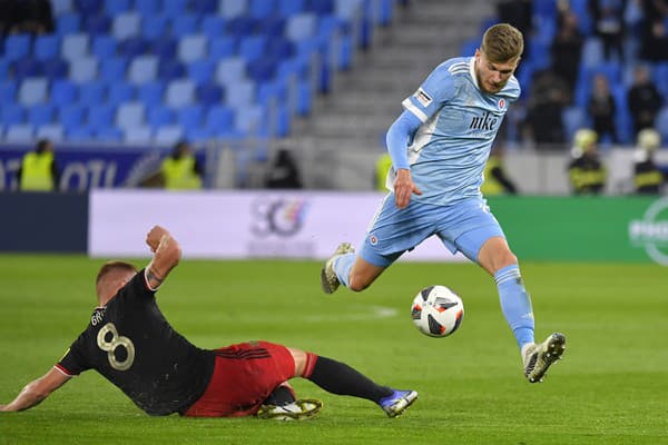 Na snímke vpravo Alen Mustafič (Slovan) a  Jakub Grič (Trnava).