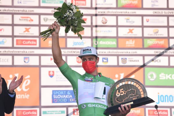 Na archívnej sníme z roku 2021 Peter Sagan v zelenom drese víťaza bodovacej súťaže oslavuje na pódiu po 4. etape 65. ročníka pretekov Okolo Slovenska.