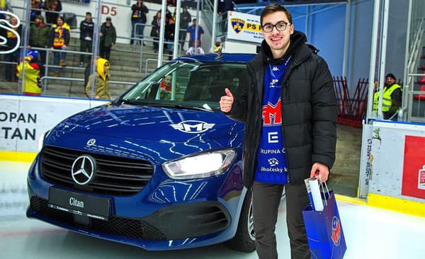 Fanúšik Petr odchádzal zo zápasu Českých Budějovíc s cenou v podobe auta. 