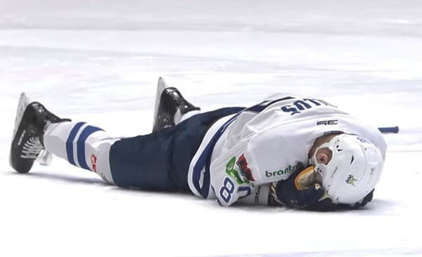 Martin Belluš dostal nepríjemný úder hokejkou do oblasti očí. 