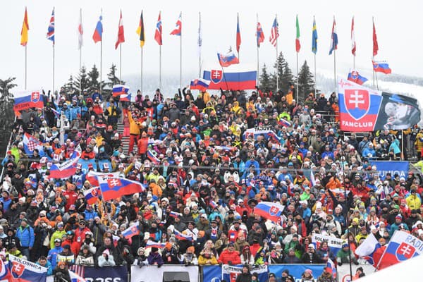 Slovenskí fanúšikovia pred začiatkom 2. kola slalomu žien Svetového pohára v alpskom lyžovaní v českom Špindlerovom Mlyne