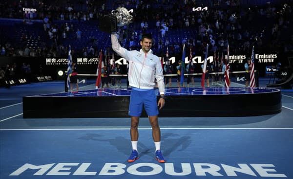 Srbský tenista Novak Djokovič pózuje s trofejou po jeho výhre nad Grékom Stefanosom Tsitsipasom vo finále dvojhry mužov na grandslamovom turnaji Australian Open.
