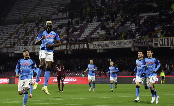 Na snímke hráč Neapola Victor Osimhen sa teší z gólu, tretí sprava slovenský futbalista Stanislav Lobotka.