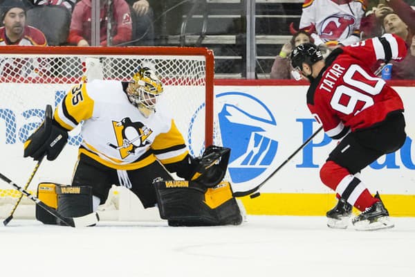 Slovenský hokejista v drese New Jersey Devils Tomáš Tatar (vľavo) a brankár Pittsburghu Penguins Tristan Jarry.