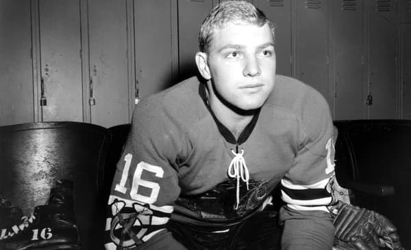 Na archívnej snímke z 24. októbra 1957 18-ročný hokejista Chicaga Blackhawks Bobby Hull sedí v šatni v Chicagu.