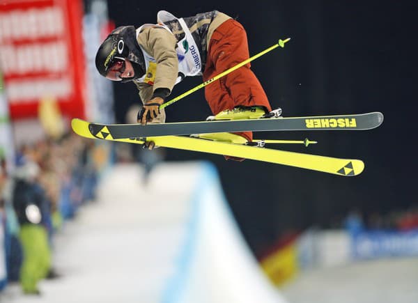 Americký majster sveta v akrobatickom lyžovaní z roku 2015 Kyle Smaine zomrel v nedeľu pod lavínou v Japonsku.